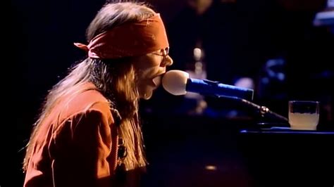 November Rain : Un capolavoro epico di power ballad che fonde melodie struggenti con assoli di chitarra indimenticabili